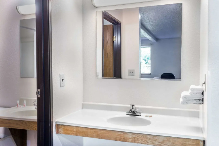 Rodeway Inn Delmont