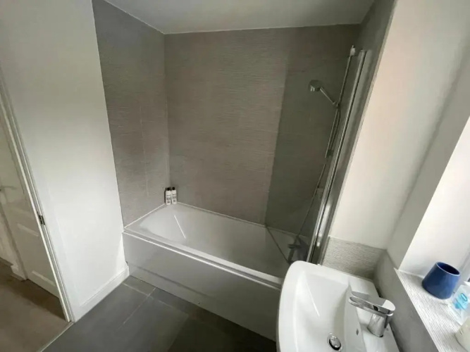 Large Spacious Room with Massive Bed and FREE WIFI