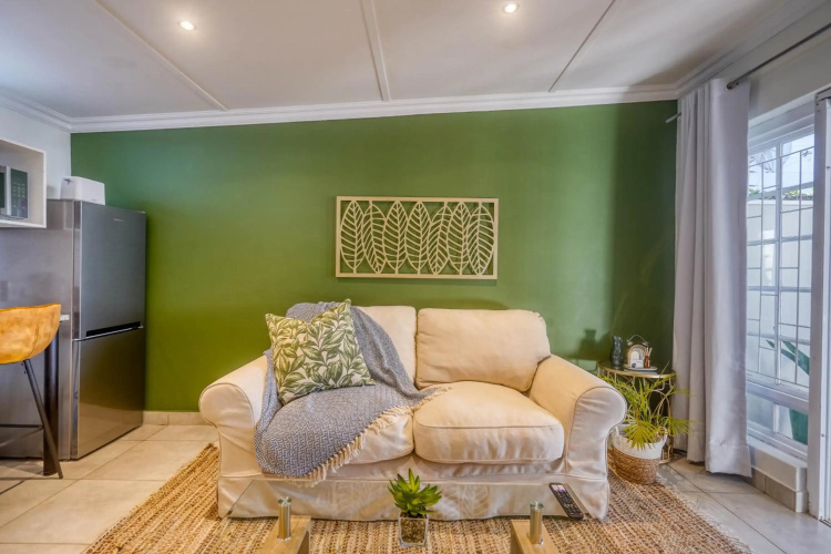 Hampton Collection - Trendy 2 Sleeper Apartment with Pool