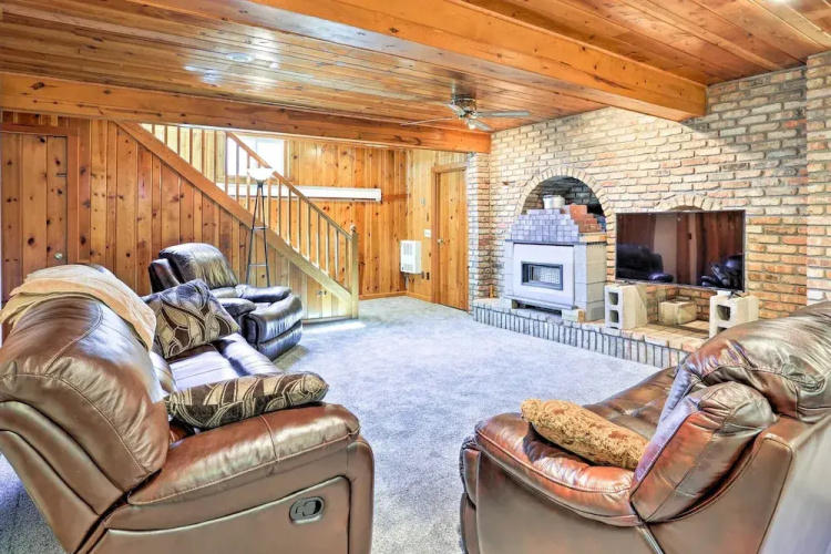 Walk to Downtown: Custer Retreat w/ Fire Pit!