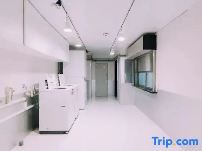 Minimalist Loft 99: Namba Compact Studio & 24/7 Gym
