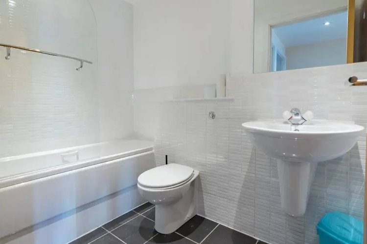 2 Bed Apartment near Hydro and SEC