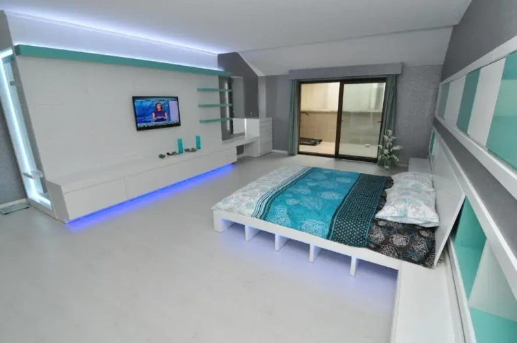 4 Bedrooms Apartment