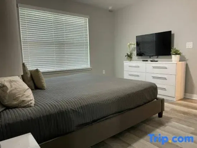4 Bedrooms Apartment