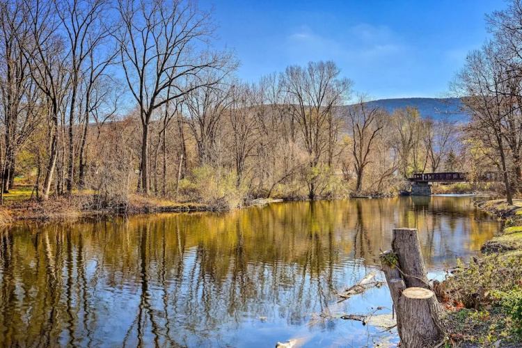 Charming Beacon Apt w/ Fire Pit: Near Hiking!