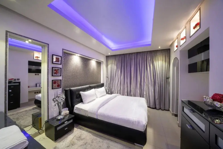 Luxury Three bedroom Apt Al Yasmin