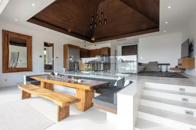 Oceanfront Oasis: Renovated Villa With Pool