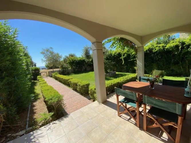 2 Bedrooms Apartment with garden view