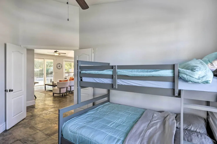 Airy Scottsdale Home: Pool, Putting Green & Grill!