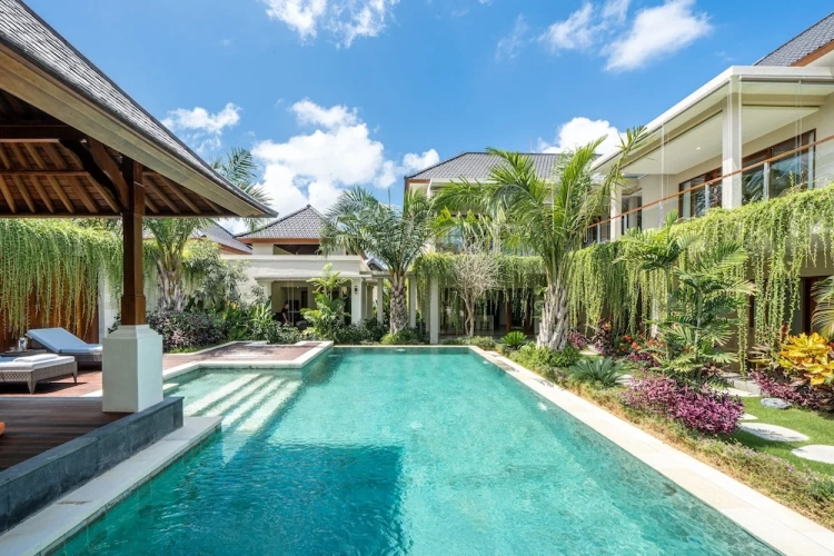 5 Bedrooms Villa