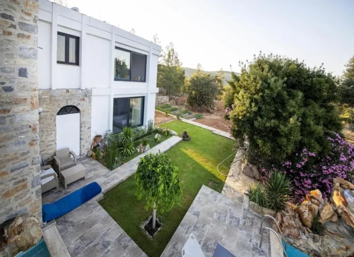4 Bedrooms Villa