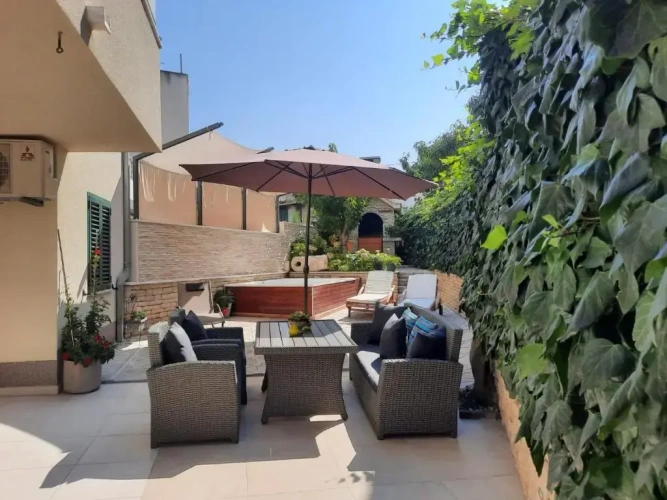 Comfort Basement Apartment with view