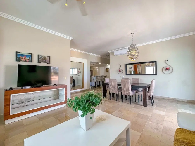 Fantastic beachfront 2 bedroom apartment