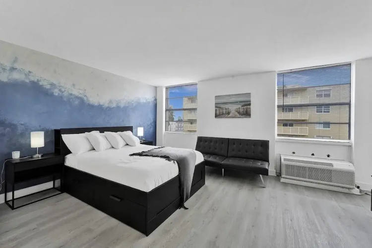 Ocean Dr 1BR Miami Beach Getaway