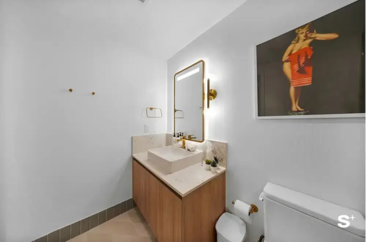 Luxe 1-BR with Stunning Downtown Views