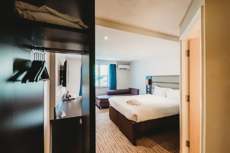 Redbridge Lodge