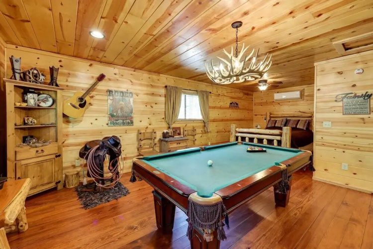 Pet-friendly Broken Bow Cabin w/ Fire Pit!