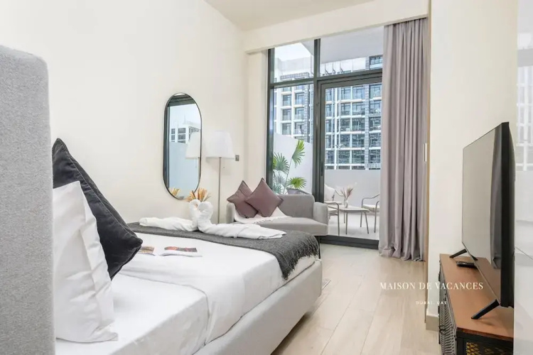 Large Balcony Studio 10 Minutes From Dubai Mall