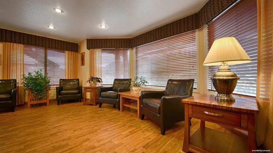 Oakridge Inn & Suites