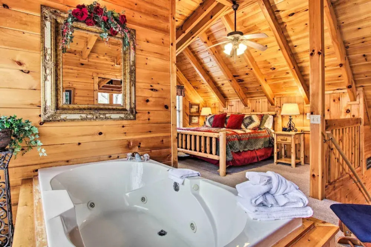 Gatlinburg Mountainside Escape w/ Deck & Hot Tub!