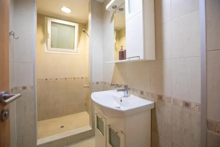 Bright 1bdr Apartment in Top Center