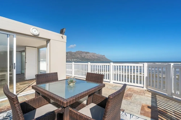 4 Bedrooms Cottage with balcony