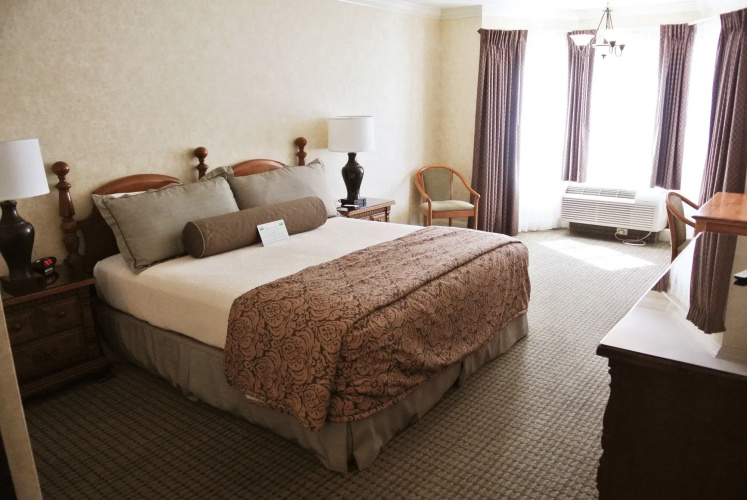 Cow Hollow Inn & Suites