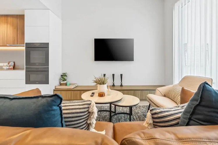 Waterfront 2-bed Oasis - Pool, Steam, Jacuzzi, Gym