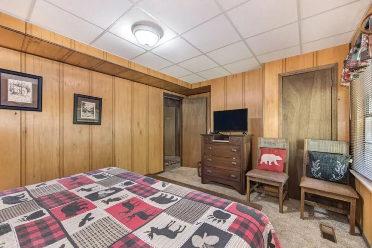 Rays Chalet - Unique and Cozy Riverfront Home!