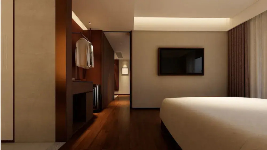 Red Wall Hotel