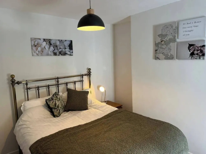 Charming 3-bed Cottage - Private Garden & Parking