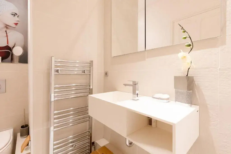 Palais Area: Modern 4 Bedrooms/ 4 Baths