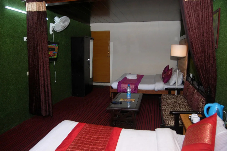 Hotel Kausani Retreat