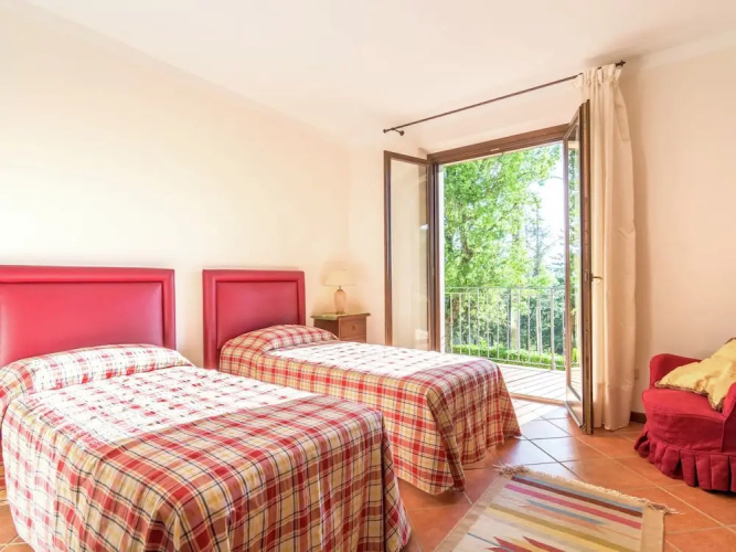 Villa in Lonnano With Pool