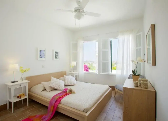 6 Bedrooms Villa