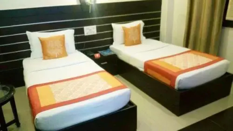 Hotel R R Inn