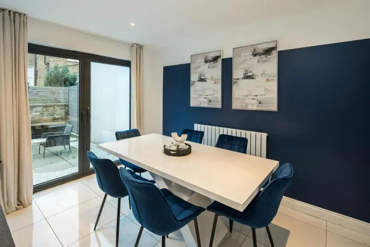 Charming 2-bed House in Central