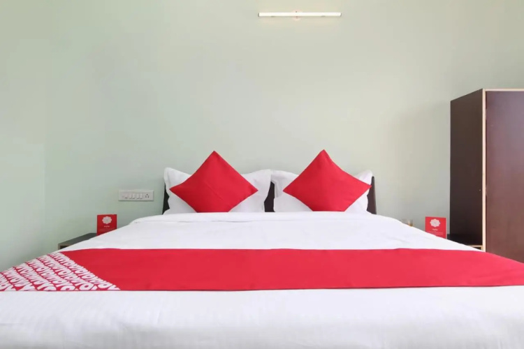 OYO 28353 Hotel Nandanvan
