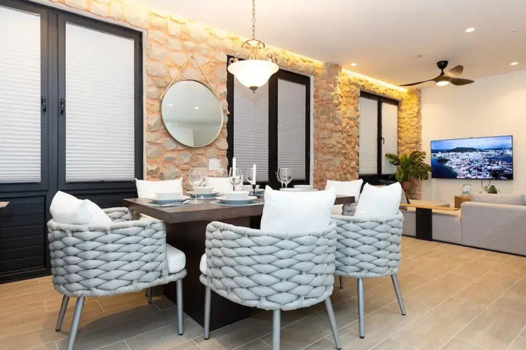 The Elegant Condo by Acomodo