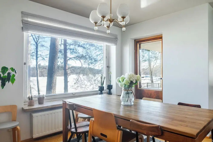 Lakefront House with 5 BR and Sauna