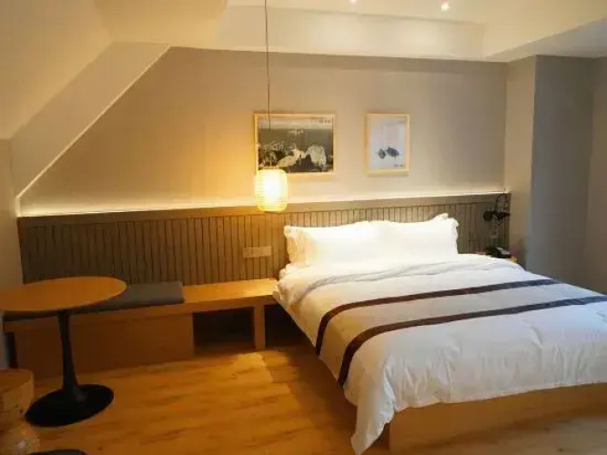 Stoneship Hotel