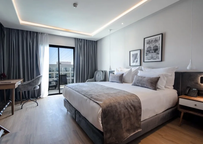 Deluxe Family room with pool view