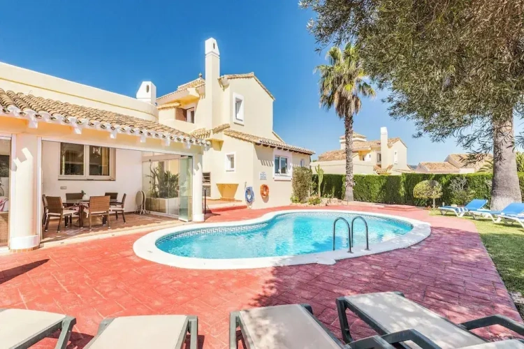 4 Bedrooms Villa