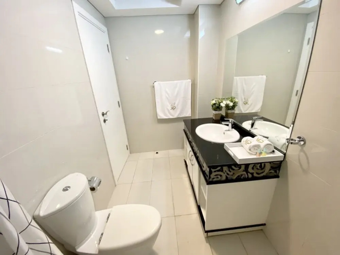 Luxe Apt with Panoramic Views and Terrace