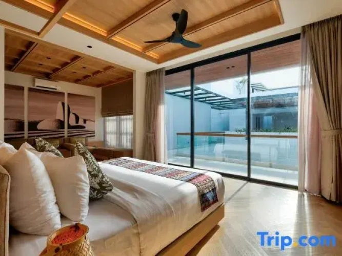 6 Bedrooms Family Villa