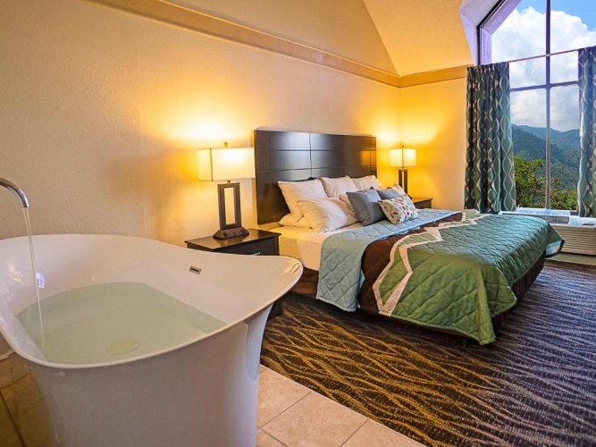 Suite with balcony and with pool view