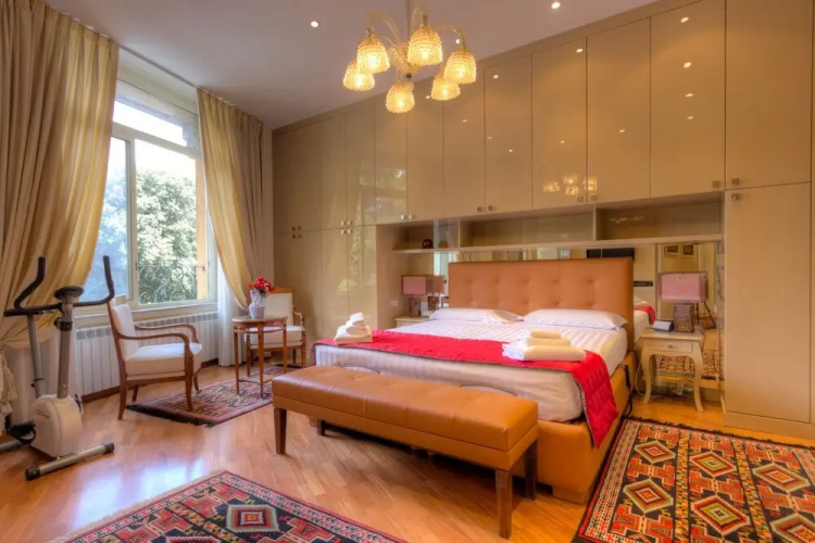 Spanish Steps Hills Apartment