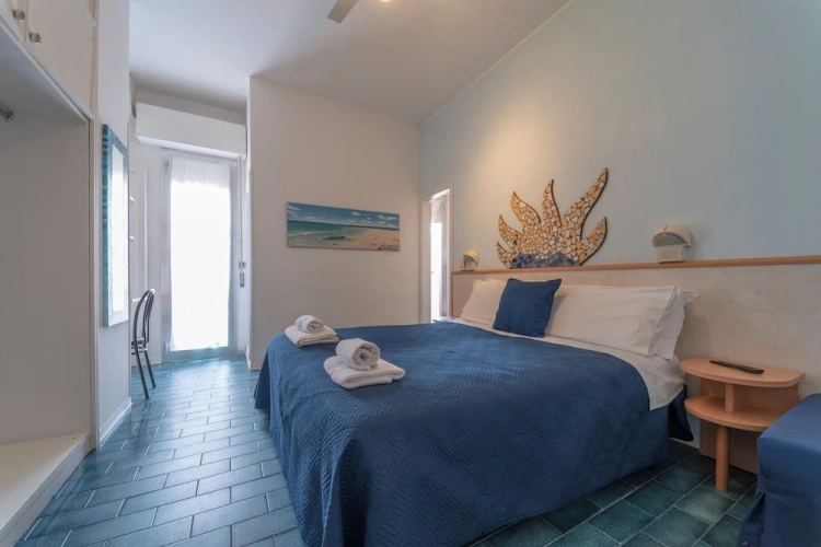 Standard Quadruple room with partial sea view