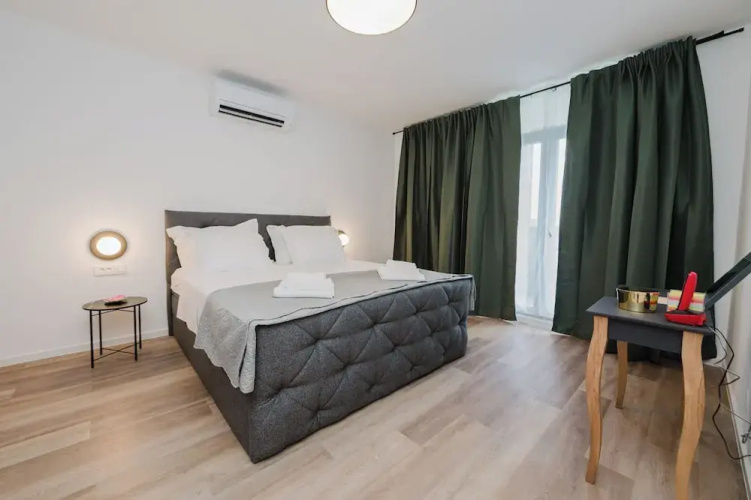 Koi Deluxe, Urban Two Bedroom Oasis