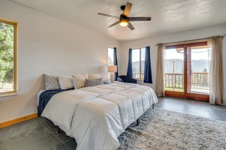 Mtn-view Getaway w/ Spacious Deck in Republic!